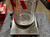un mixeur posé sur une table dans un magasin