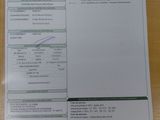 un ticket de caisse posé sur une table, à côté d'un stylo et d'une calculatrice