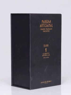 l'image d'une boîte de parfum posée sur une surface blanche