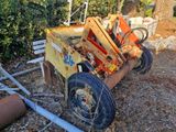 un petit chariot dans lequel se trouvent tout un tas d'objets