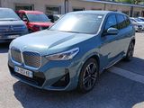 Le nouveau SUV BMW X2 est garé sur un parking.