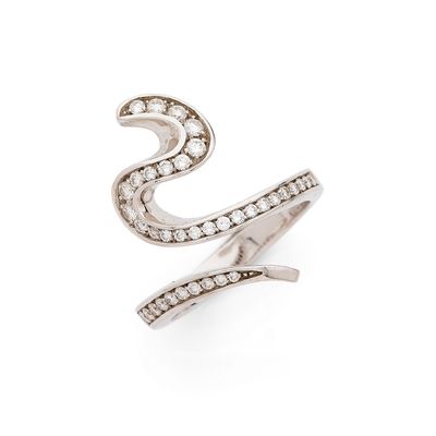une bague en forme de serpent en or blanc et diamants
