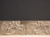 paire de plaques anciennes en métal argenté représentant une scène mettant en scène un homme et une femme