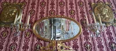 PAIRE D'APPLIQUES en métal doré à trois bras de lumière orné…