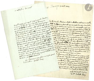 deux vieux papiers avec de l'écriture assis l'un à côté de l'autre