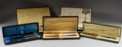 plusieurs types d'argenterie dans un coffret posé sur une table
