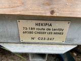 a sign on the side of a bench that says hekipia