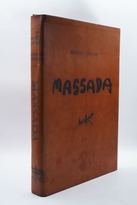 Le livre a une couverture marron avec des inscriptions noires.