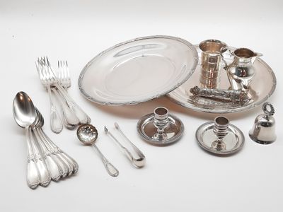 un plateau en argent sur lequel sont disposés des couverts et des cuillères en argent