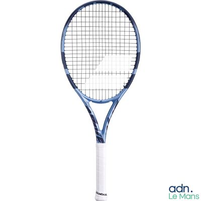 La raquette de tennis est bleue et blanche, avec un manche blanc.