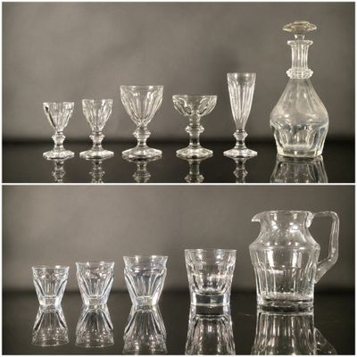 de nombreux types de verres disposés sur une table