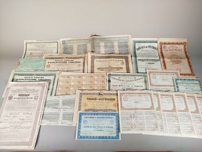 Plusieurs anciens certificats sont empilés les uns sur les autres sur une table