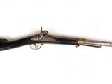 un vieux fusil avec une poignée en bois sur fond blanc