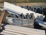 un tas de bois posé par terre à côté d'un tas de métal