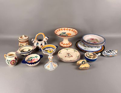 de nombreux types de poteries sont exposés sur la table