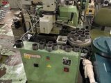 une machine placée au milieu d'une pièce