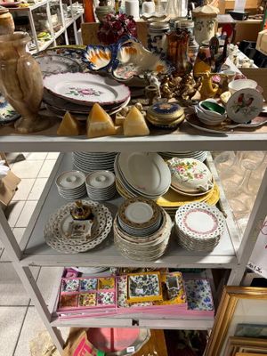 de nombreuses assiettes et bols sur une étagère dans un magasin