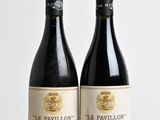 deux bouteilles de vin posées sur une table en bois