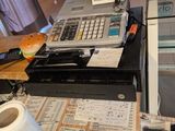 un bureau sur lequel se trouvent de nombreux papiers et une calculatrice