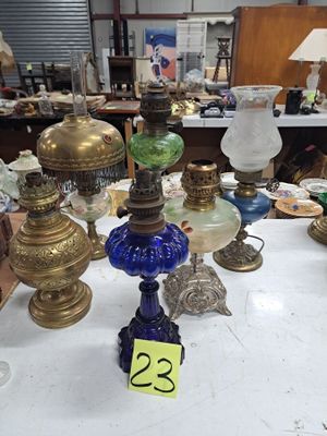 de nombreux vases en verre posés sur une table, accompagnés d'une étiquette de prix
