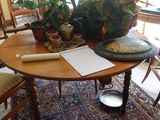une image d'une salle à manger avec une table et des chaises