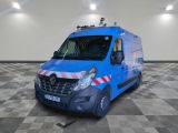 une camionnette bleue garée sur un sol en damier