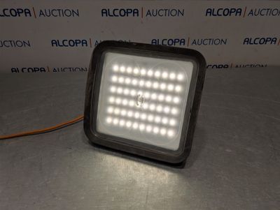 un gros plan sur un projecteur posé sur une table devant un mur
