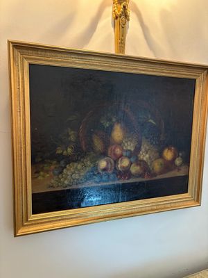 un tableau accroché au mur au-dessus d'un lit