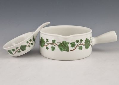 lot de deux assiettes en céramique blanches et vertes ornées de feuilles vertes