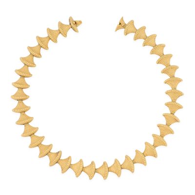 gros plan d'un collier en or sur fond blanc