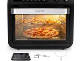 une photo d'une friteuse-four noir et argent contenant des pizzas