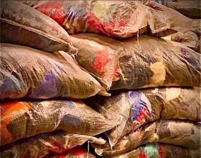 un gros tas de sacs de sable posés par terre