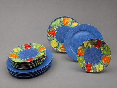 quatre assiettes aux motifs variés posées sur une table