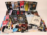 un grand nombre de livres posés sur une table
