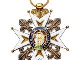 gros plan d'une médaille sur fond blanc