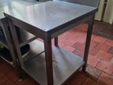 une table sur laquelle est posé un ordinateur portable, dans une cuisine
