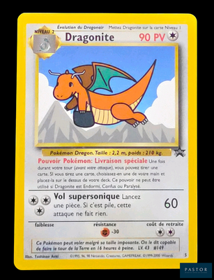 carte Pokémon représentant un dragon volant au-dessus d'une montagne