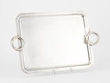 plateau rectangulaire en argent avec des poignées, sur fond blanc