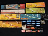 de nombreux types d'avions miniatures sur la table