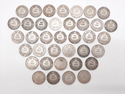 un groupe de pièces d'argent sur une surface blanche