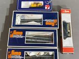 quatre coffrets de trains de différentes tailles et couleurs