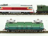Il y a deux trains sur les voies : l'un est vert et l'autre est rouge.