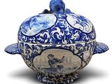 un grand bol bleu et blanc orné d'un oiseau