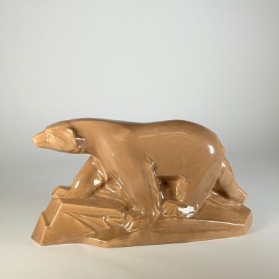 sculpture représentant un ours brun perché sur un rocher, sur fond blanc