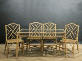 une photo représentant un ensemble composé de six chaises de salle à manger en bambou et d'une table