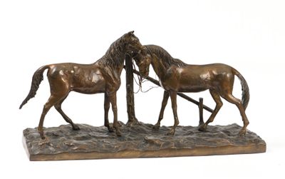 statue en bronze représentant trois chevaux debout sur un rocher, sur fond blanc