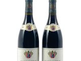 deux bouteilles de vin posées l'une à côté de l'autre sur une surface blanche