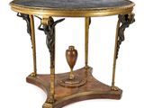une table sur laquelle se trouve un vase et un vase posé sur la table