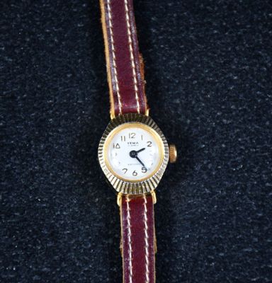 une montre posée sur une surface noire