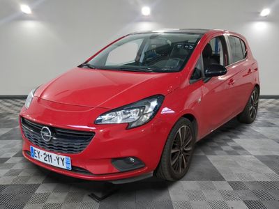 L'Opel rouge est garée dans une pièce au sol en damier.